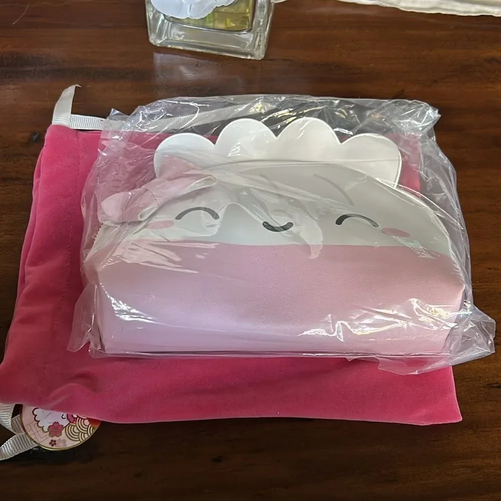 Cosmetic bag NwT dumpling pink and white motive